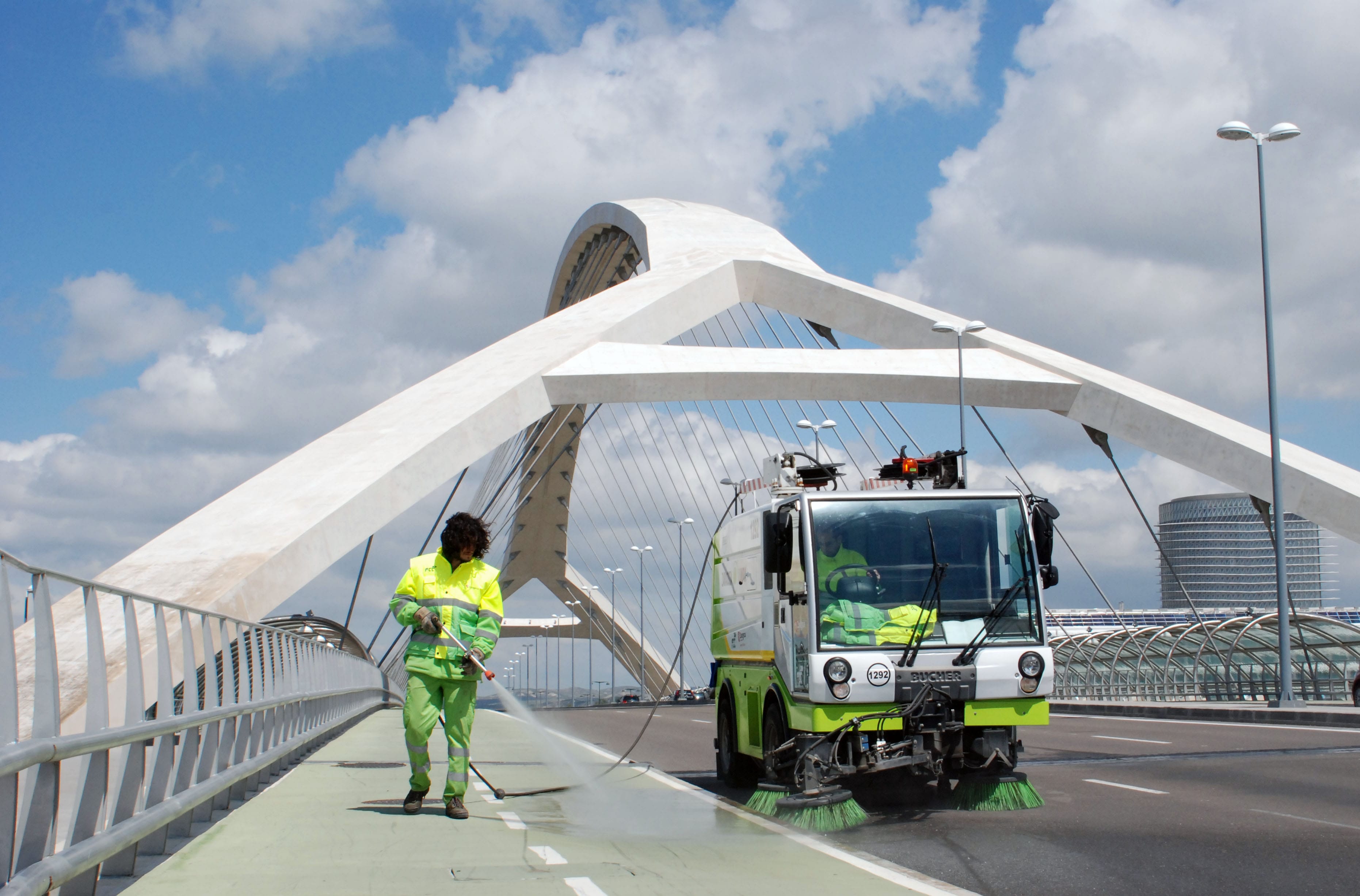 Mixed washing system at the Third Millennium Bridge (Zaragoza)