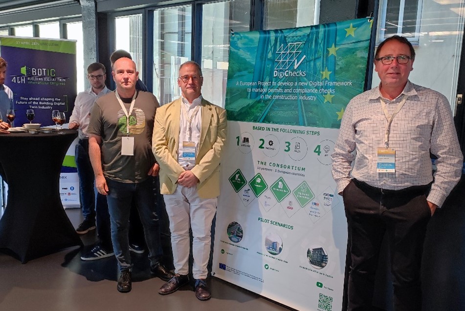 Ricardo Romero, Pablo Vicente Legazpi & Francisco Javier Díez con el roll-up del proyecto DigiChecks